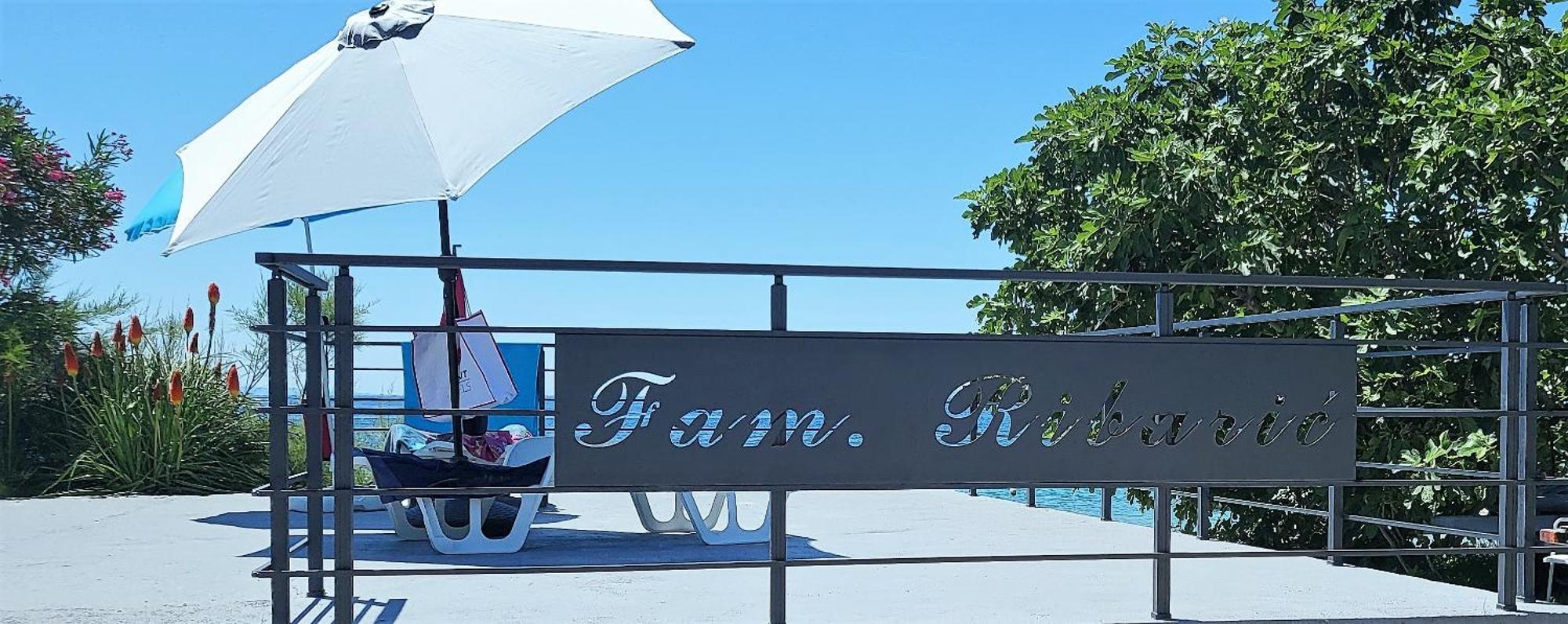 Apartments & Rooms Fam Ribaric Banjol Екстериор снимка