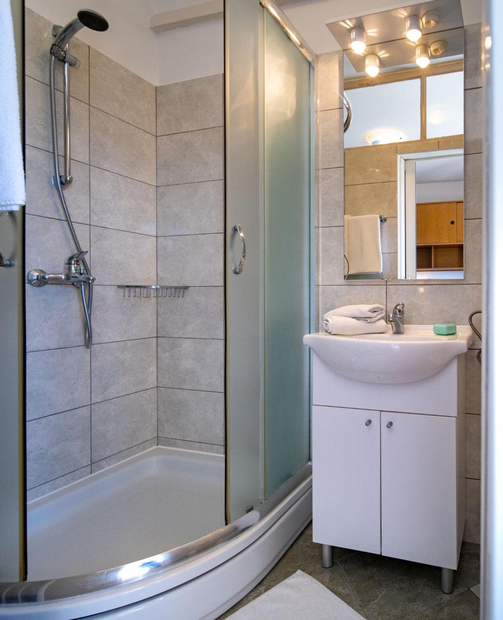 Apartments & Rooms Fam Ribaric Banjol Екстериор снимка