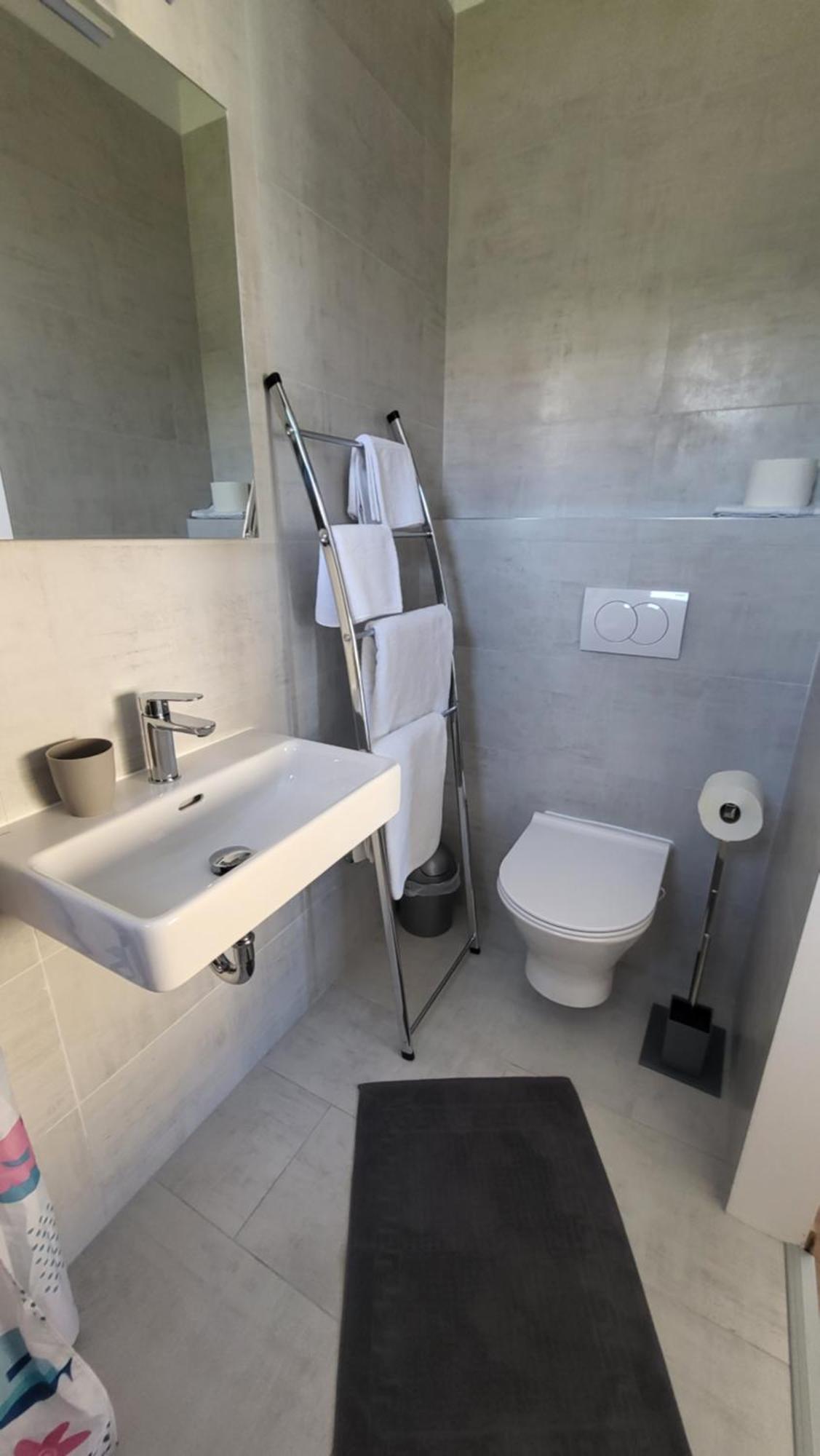 Apartments & Rooms Fam Ribaric Banjol Екстериор снимка