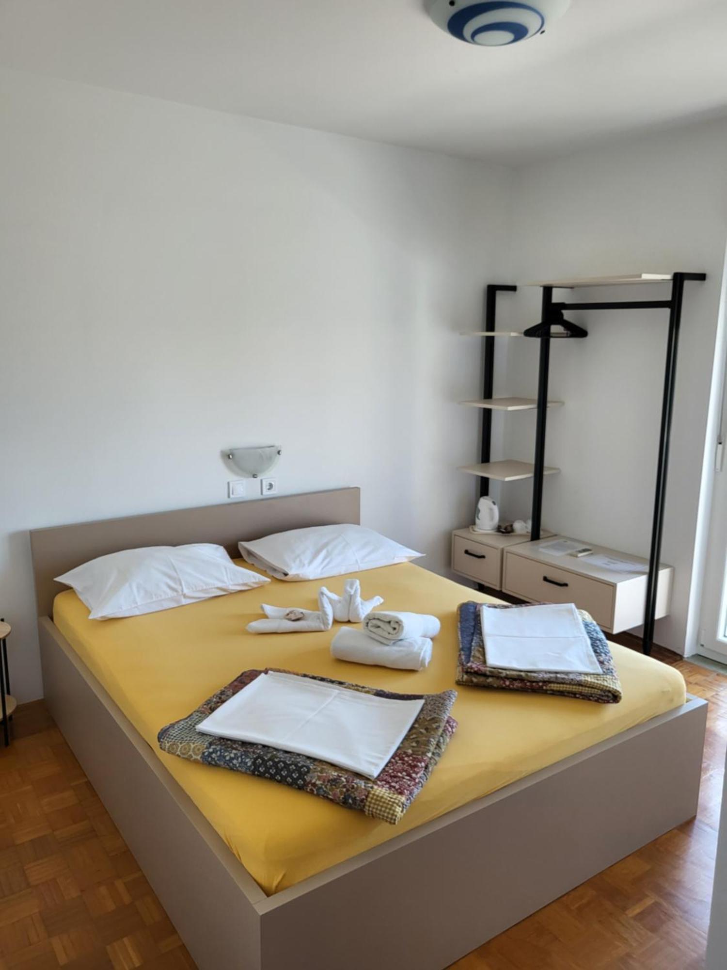 Apartments & Rooms Fam Ribaric Banjol Екстериор снимка
