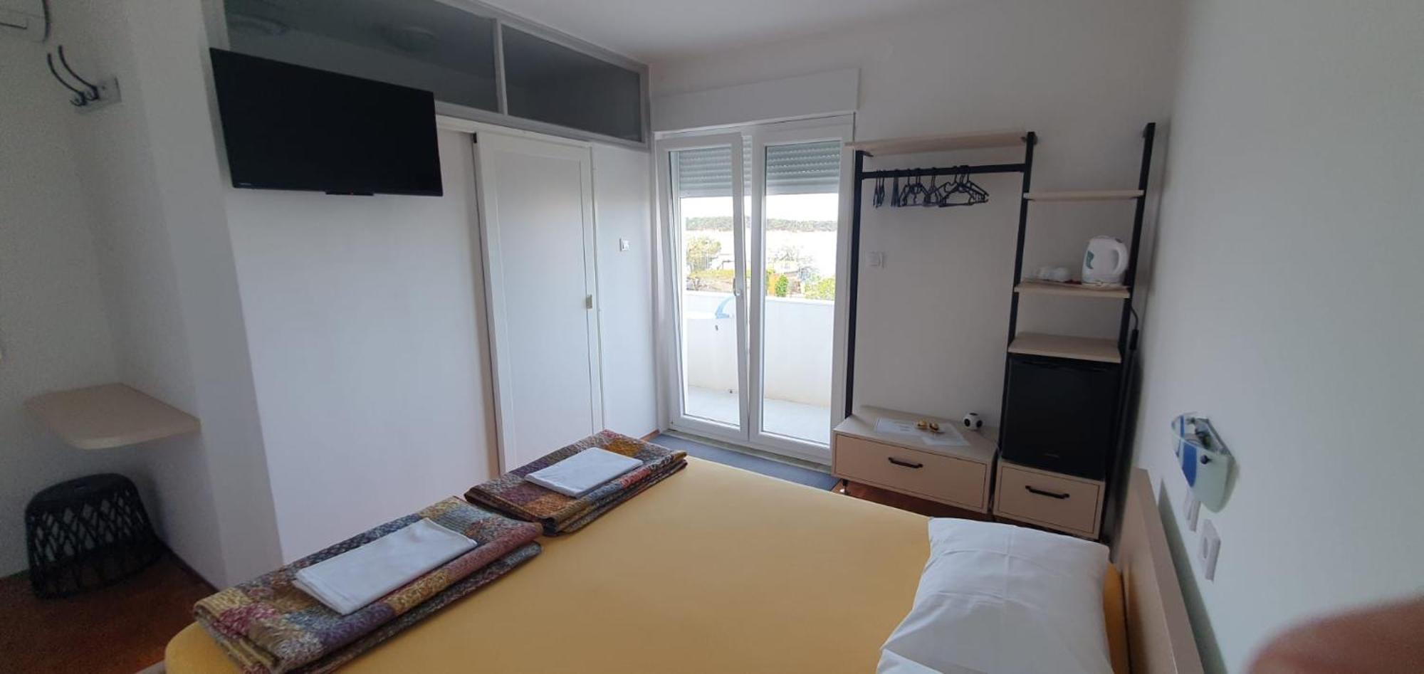 Apartments & Rooms Fam Ribaric Banjol Стая снимка