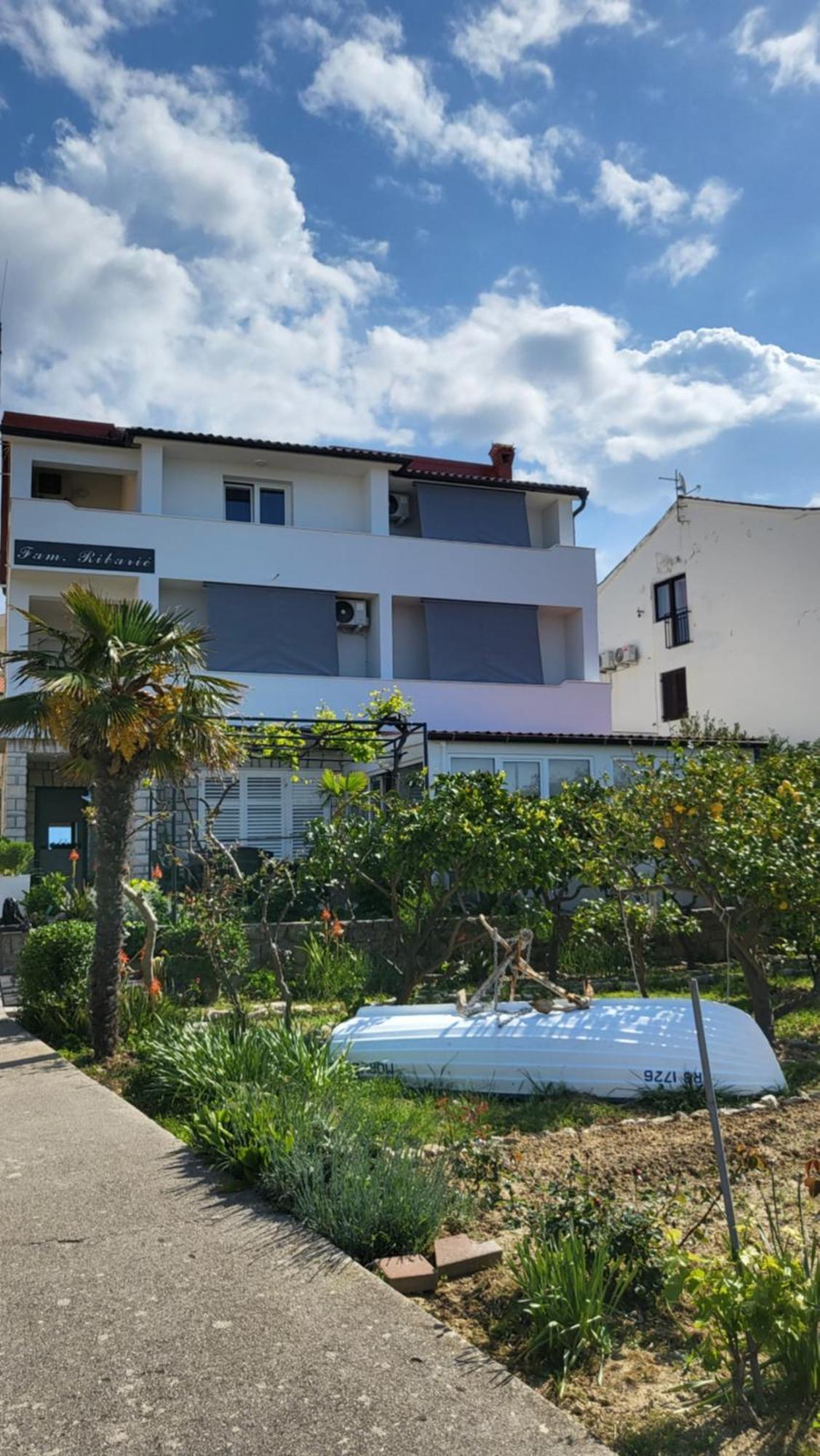 Apartments & Rooms Fam Ribaric Banjol Екстериор снимка