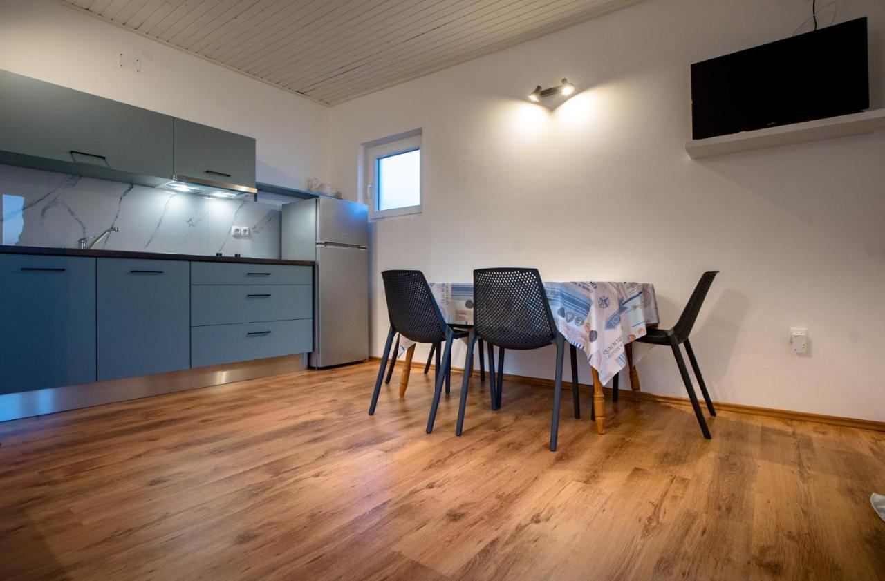 Apartments & Rooms Fam Ribaric Banjol Екстериор снимка